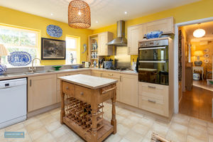 Kitchen/Breakfast Room- click for photo gallery